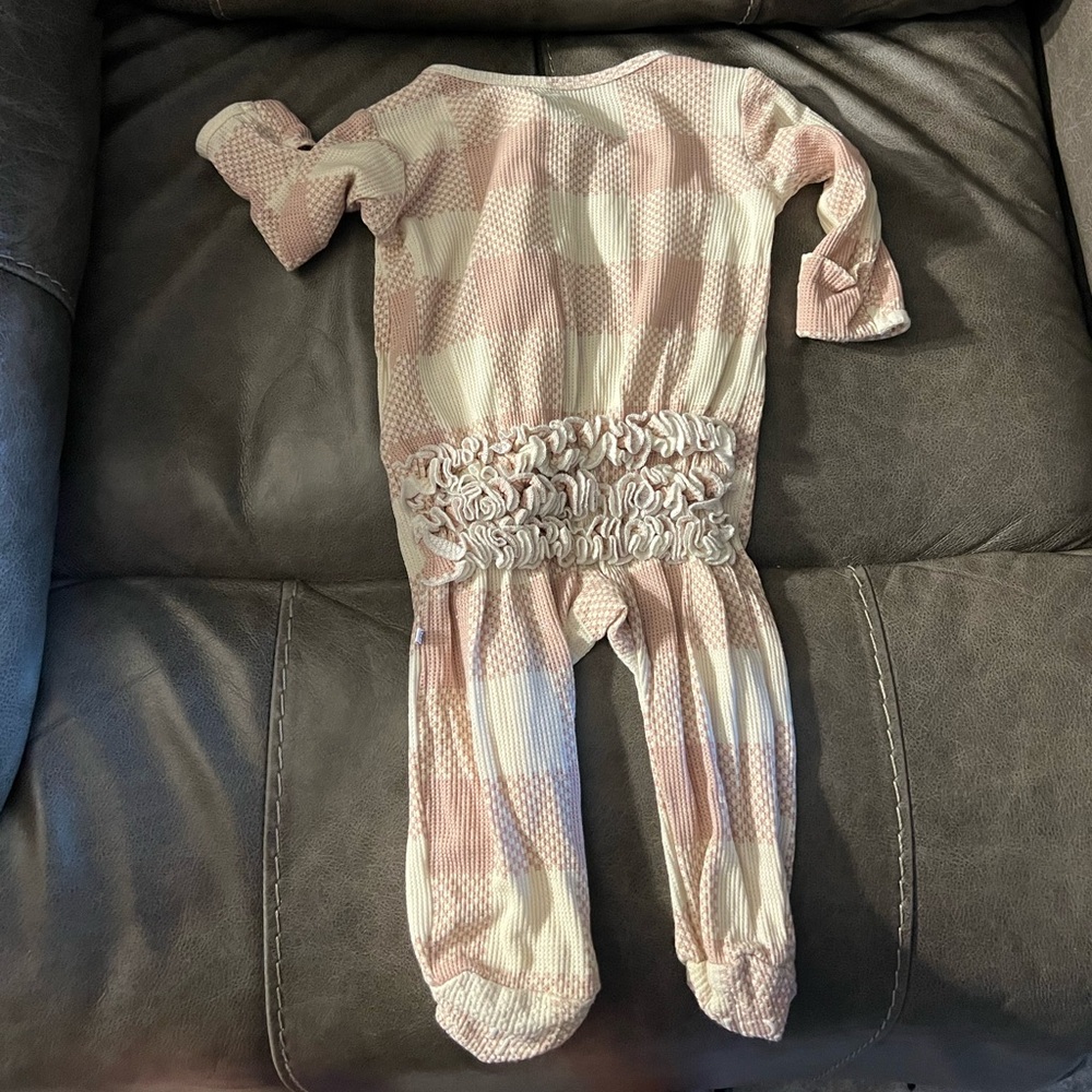 Caden Lane Ruffle Bottom, zip front Footie - Picture 2 of 3